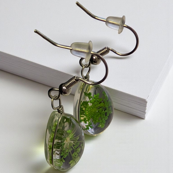 Fashion Jewelry Green Botanical Drop Earrings (New) - Picture 3 of 3